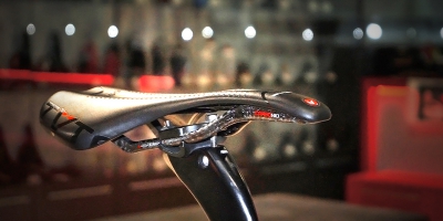 Велосипедное седло Astute STAR LITE VT (чёрное/красное)