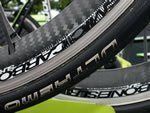Команда Liquigas  использует только трубчатые колеса Mavic Cosmic Carbone SLR. Производственная версия доступна только в клинчерной версии.