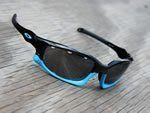 Oakley добавила в свою коллекцию «небесно голубой» цвет, который, по словам маркетолога компании Стива Блика, близок, но не идентичен цвету, используемому командой Sky.