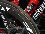 На карбоновые колеса Easton EC90 SL велосипеда Джорджа Хинкапи из команды BMC надеты бескамерные шины Continental с обработкой Diamond.