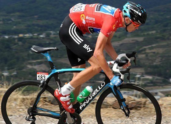 Крис Фрум на своем Pinarello Dogma 2 в красной майке лидера “Вуэльты Испании». Крис Фрум на своем Pinarello Dogma 2 в красной майке лидера “Вуэльты Испании».