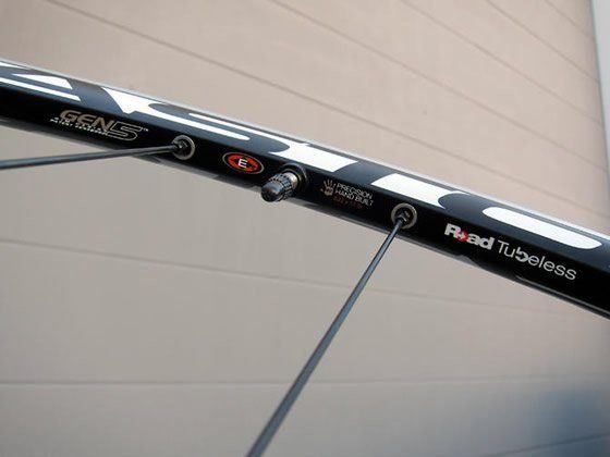 Новые колеса Easton EA90 RT имеют спицевые ниппели с двойной резьбой, которые крепятся к специальным вставкам на ободе, что делает обод прочнее, поскольку отсутствуют отверстия. Новые колеса Easton EA90 RT имеют спицевые ниппели с двойной резьбой, которые крепятся к специальным вставкам на ободе, что делает обод прочнее, поскольку отсутствуют отверстия.