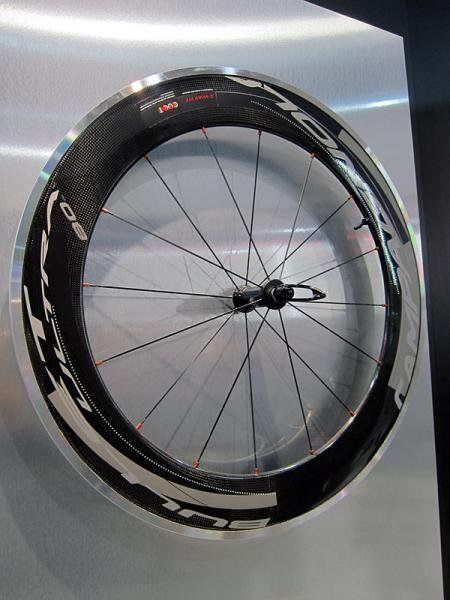 Новые Campagnolo Bullet Ultra 80 имеют 80-мм высоту профиля, рассекающую ветровой поток.