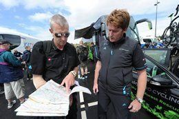 Спортивный директор Team Sky Шон Йейтс и тренер Рон Эллингуорт планируют день.