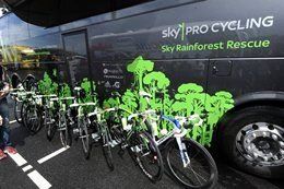 Велосипеды Team Sky готовы к старту 9-го этапа. У новых рам Pinarello Dogma2 на 1,5 дюйма ниже подшипник головной трубы, аэродинамические очертания и специальная вилка, а электронное переключение командного оборудования Shimano Dura-Ace Di2 имеет внутреннюю маршрутизацию.