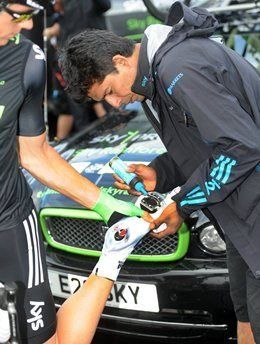 Механик Team Sky Раж Муруджаян смазывает шипы Бена Свифта. Смазка важна, чтобы шипы хорошо входили в механизм педали.